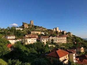 Castillo de Krujë sobre la ciudad