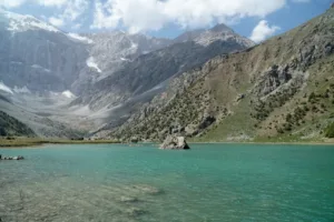 Lago Kulikalon en los montes Fann