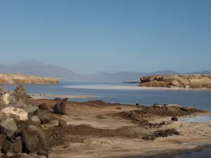 El lago Assal y las colinas volcánicas