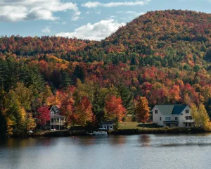 Casas junto al lago en otoño, Maine