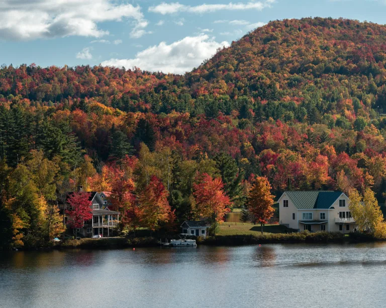 Casas junto al lago en otoño, Maine