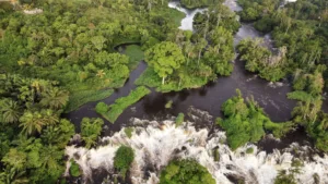 Cataratas del Lobé junto al Atlántico, Kribi