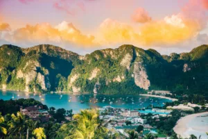 Barcos de cola larga bajo las colinas de Ko Phi Phi Don