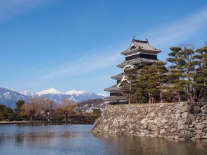 El castillo de Matsumoto y los Alpes japoneses