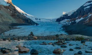 Талая вода у ледника Атабаска