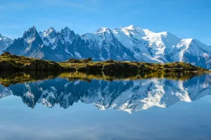 El Mont Blanc reflejado en un lago de montaña, Chamonix