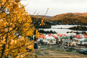 El pueblo de Mont-Tremblant en otoño