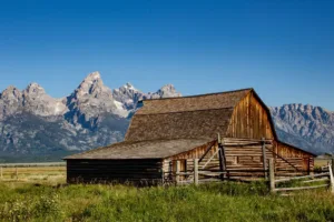 El granero Moulton y la cordillera Teton