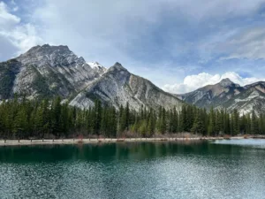 Lago de montaña en Kananaskis Country