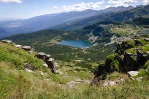 Lago de montaña en el Parque Nacional de Rila