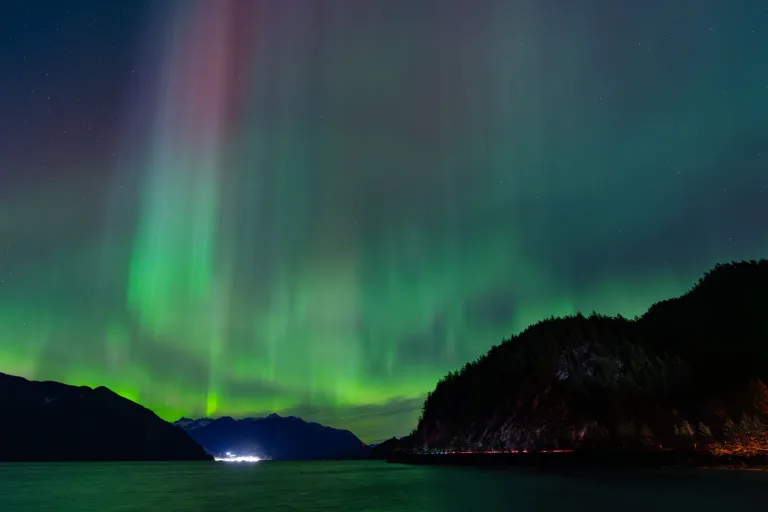 Auroras boreales sobre un lago de montaña, Canadá