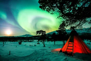Auroras boreales sobre una tienda en Abisko, Suecia