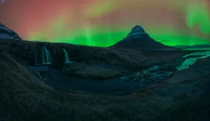 Auroras boreales sobre el Kirkjufell, Islandia