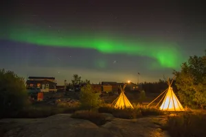 Auroras boreales sobre tipis, Yellowknife