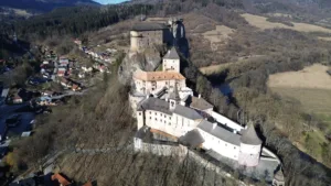 El castillo de Orava sobre su acantilado