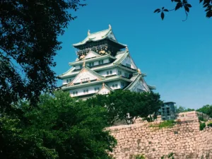 El castillo de Osaka sobre sus murallas de piedra