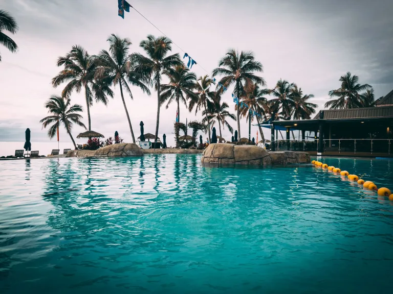 Palmeras junto a una piscina, Fiyi