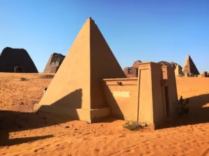 Pirámide y capilla en Meroe, Bajrawiya