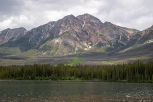 El monte Pyramid sobre el valle del Athabasca