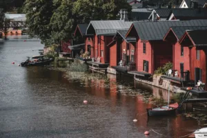 Almacenes rojos a orillas del río en Porvoo