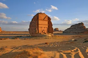 Tumba excavada en la roca en Hegra, AlUla