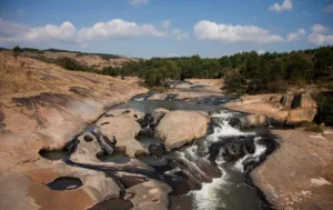Cascadas entre rocas en un río de Esuatini