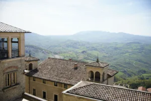 Tejados de San Marino y las colinas