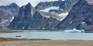 Velero e iceberg en un fiordo de Groenlandia