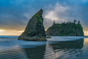 Farallones de Ruby Beach al atardecer