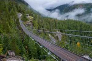 El puente Sky Pilot entre la niebla, Squamish