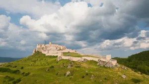 El castillo de Spiš bajo nubes espectaculares