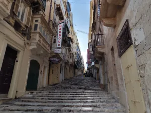 Calle de escaleras en La Valeta