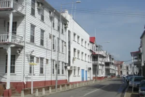 Calle de casas blancas, Paramaribo