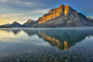 Amanecer sobre el lago Bow