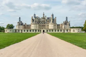 La avenida hacia el castillo de Chambord