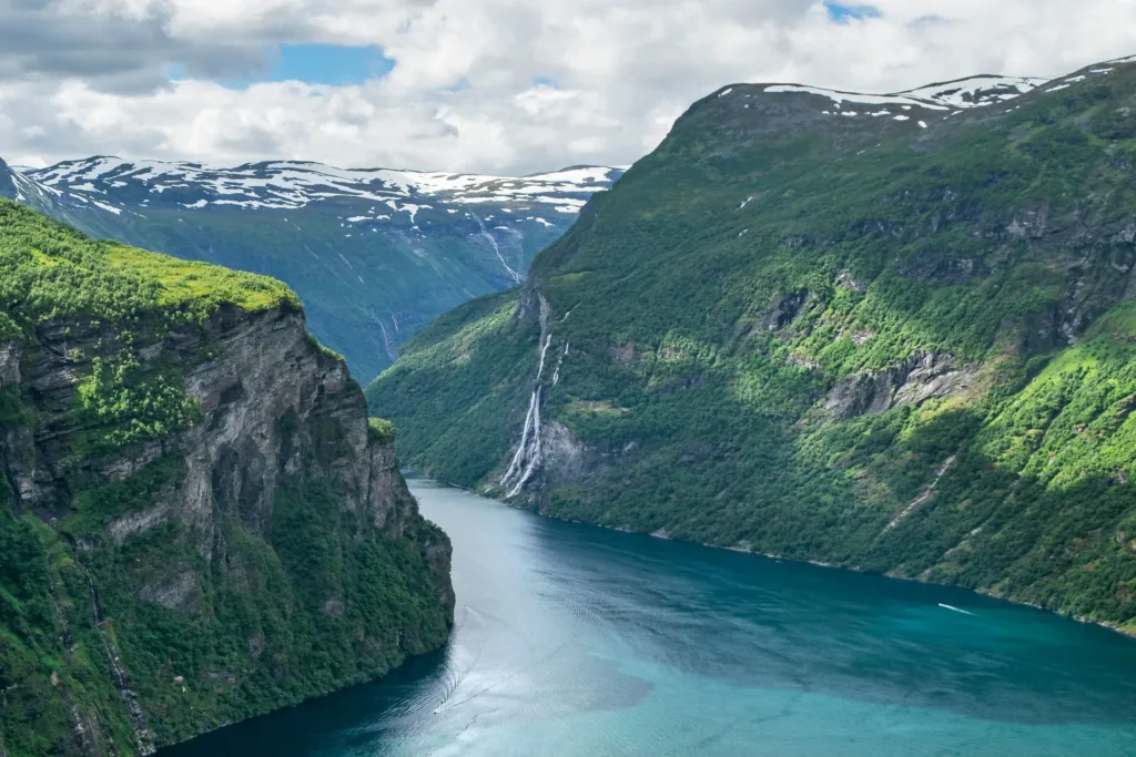 Los acantilados y las cascadas del fiordo de Geiranger