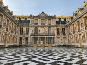 El patio de Mármol del palacio de Versalles