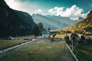 Iglesia de Theth bajo los Alpes albaneses