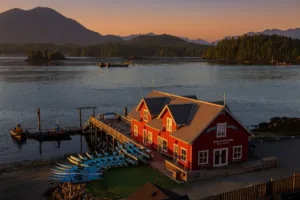 El puerto de Tofino al atardecer