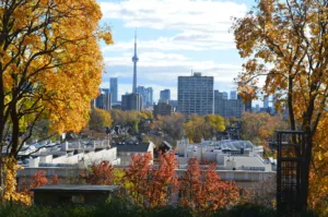El perfil de Toronto y la Torre CN en otoño