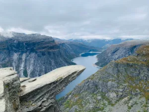 La Trolltunga sobre el lago Ringedalsvatnet