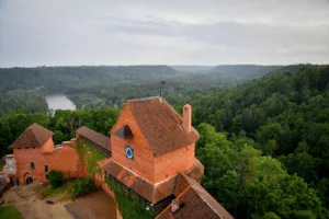 Castillo de Turaida sobre el valle del Gauja