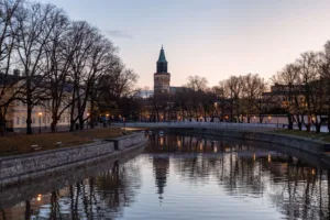 La catedral de Turku sobre el río Aura