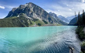 Бирюзовая вода озера Луиз