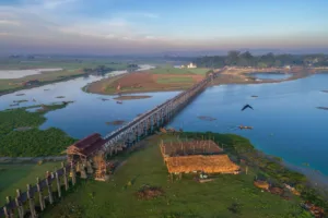 Puente U Bein sobre el lago Taungthaman