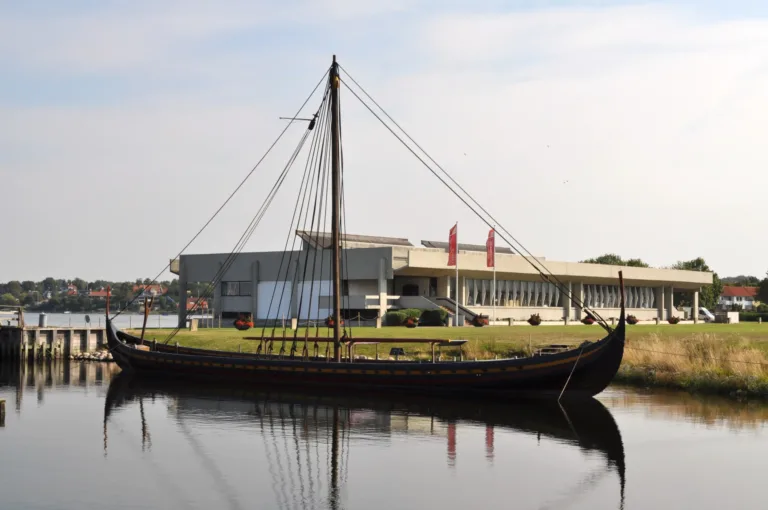 Barco vikingo en el puerto del museo de Roskilde