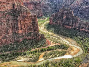 El río Virgin serpenteando por Zion