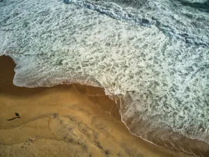 Olas en la playa de Azuretti, cerca de Grand-Bassam