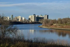 El perfil de Winnipeg sobre el río